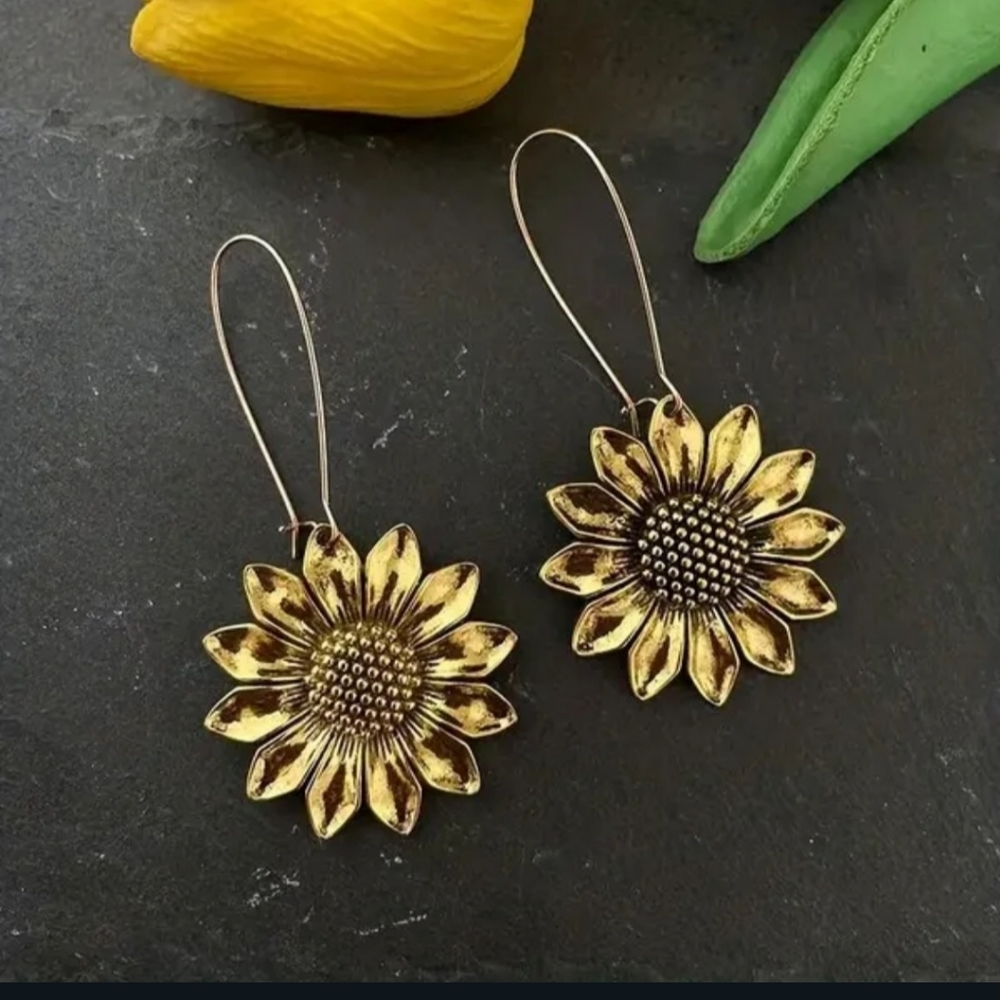 NWT Adorable Boho Dangling Gold Sunflower Earrings!